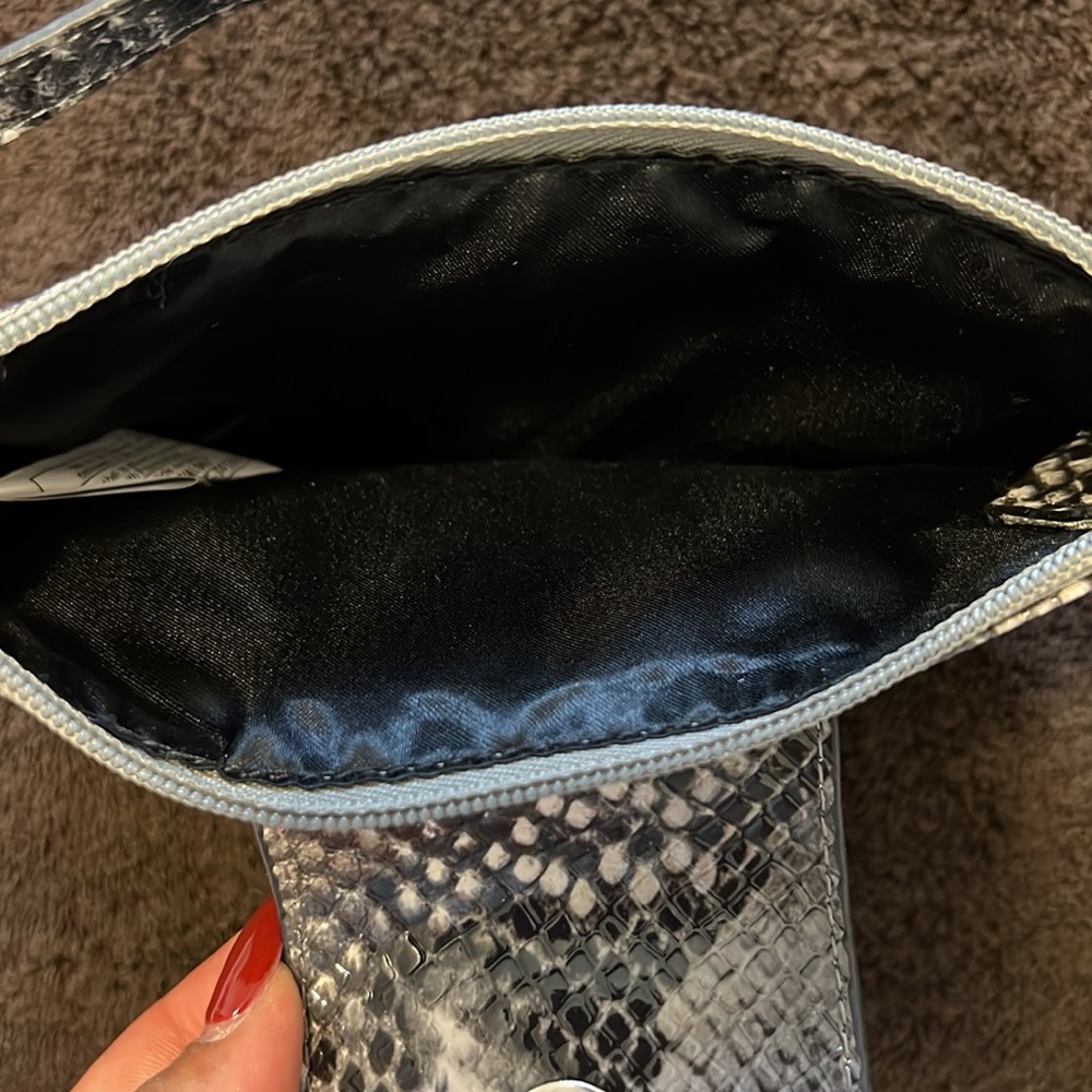 Guess wristlet - Picture 3 of 4